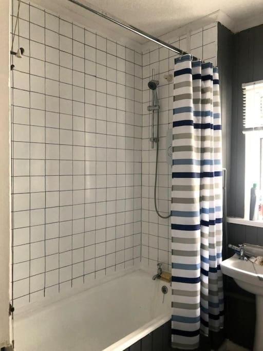 16 Glanmor Crescent, Flat 2 * Swansea
