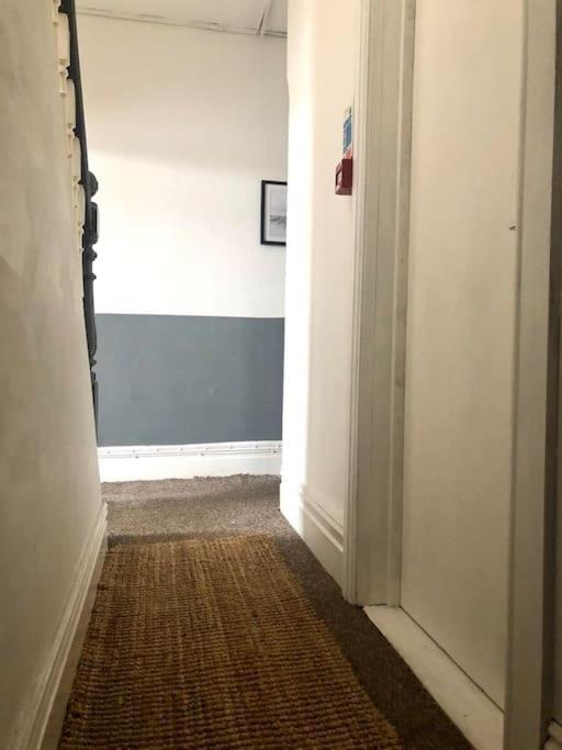16 Glanmor Crescent, Flat 2 Apartment *