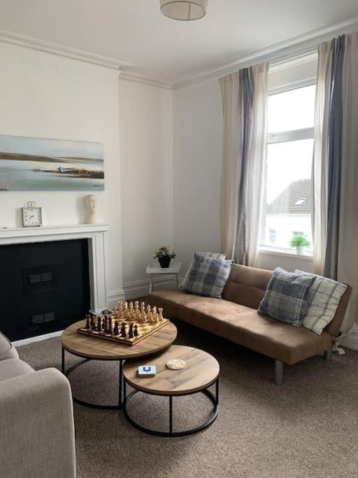 Apartment 16 Glanmor Crescent, Flat 2 *
