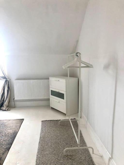 Apartment 16 Glanmor Crescent, Flat 2 *